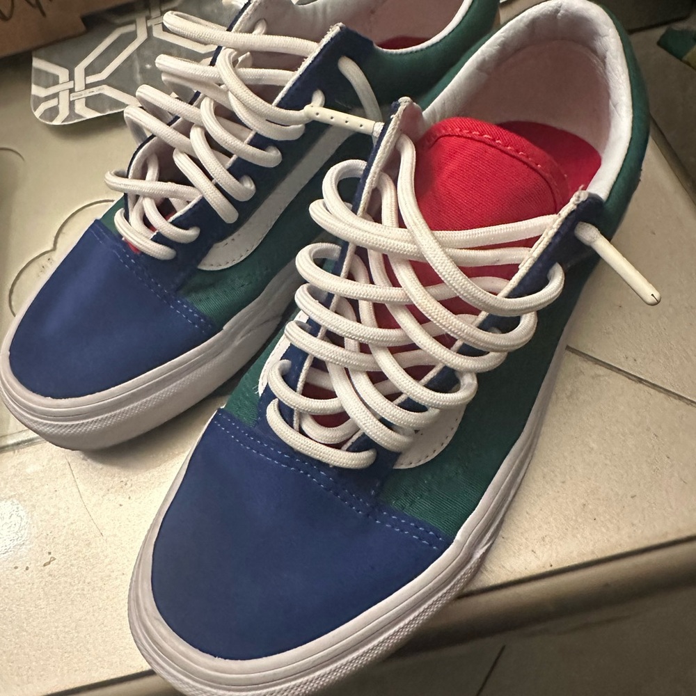 Vans tennis shoes size 8